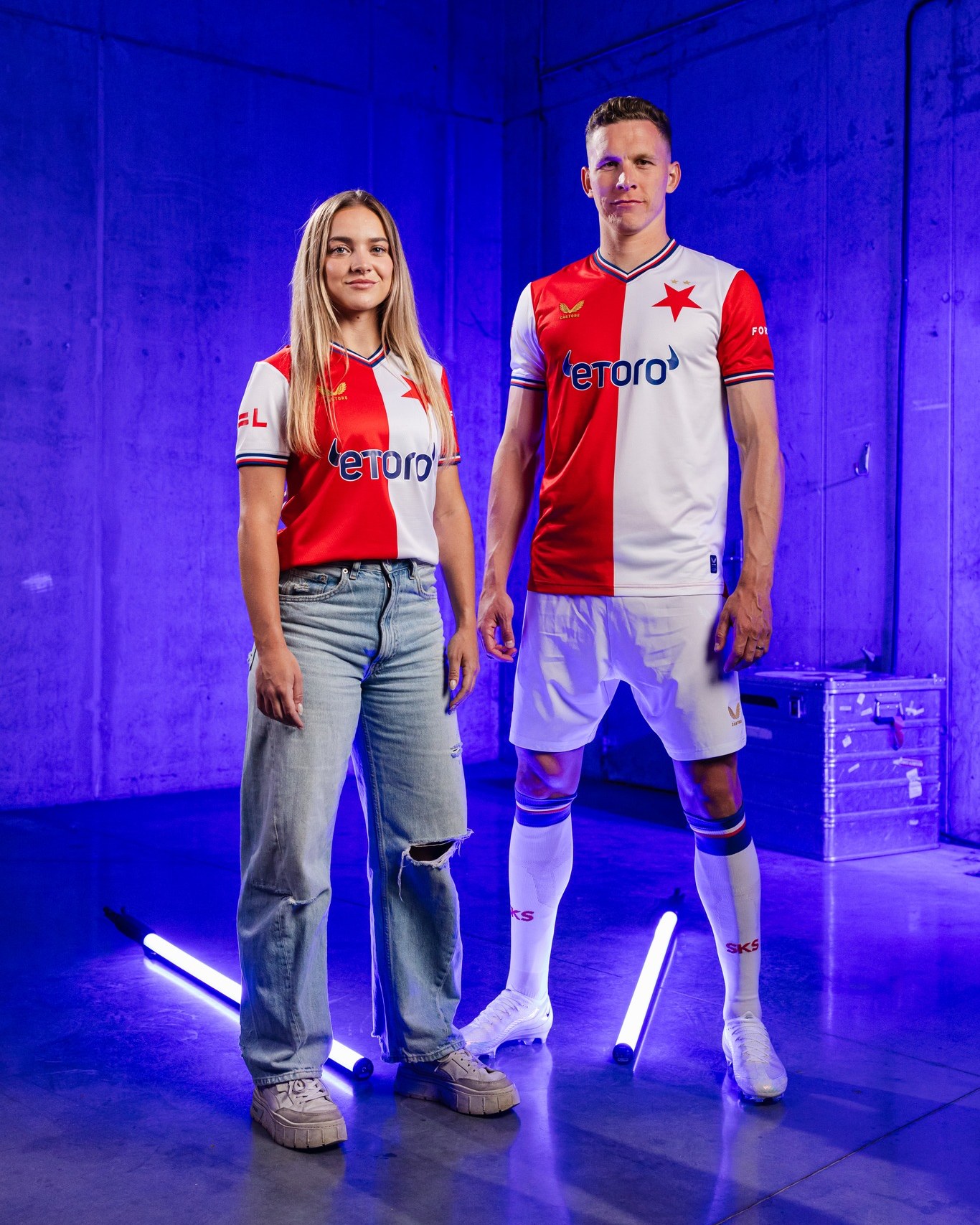 Domácí dres, kampaň — beton, modré světlo